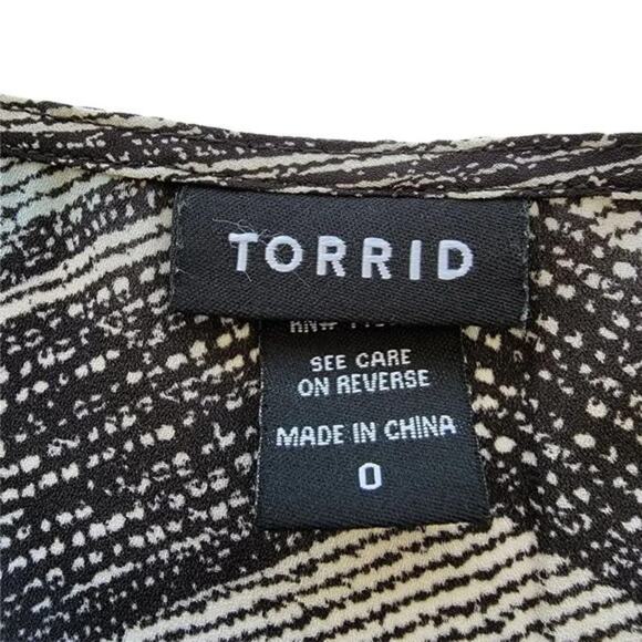 Torrid Sleeveless Blouse Chevron Printed Womens Size L Black White V Neck - Picture 8 of 10